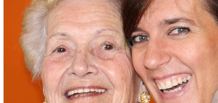 Firmenkurs Demenz – zwei Frauen verschiedener Generationen als menschenzentriertes Symbolbild