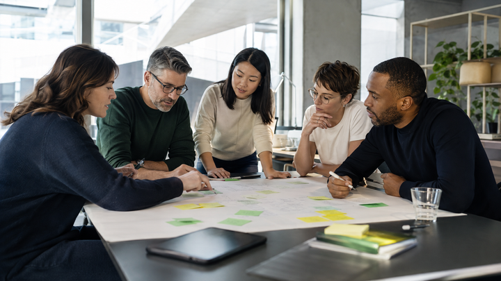 Team gestaltet gemeinsam einen digitalen Arbeitsprozess