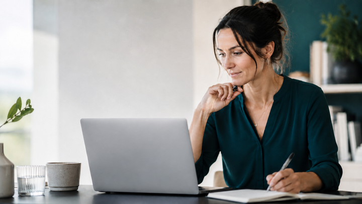 Berufstätige Person nutzt einen Laptop für einen Online-KI-Kurs