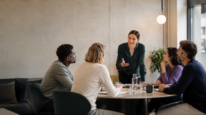 Teamleitung moderiert eine konzentrierte Besprechung